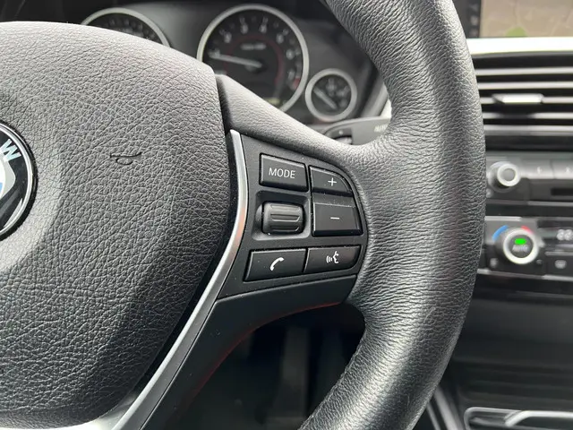 BMW 3 Serie 330i High Executive 2019 Benzine 12