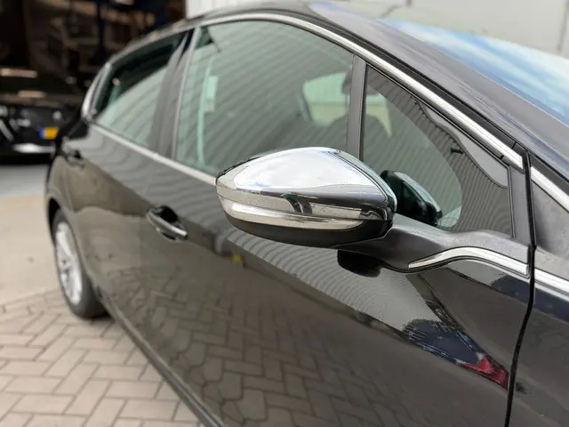 Peugeot 208 1.2 PureTech Allure 2018 Benzine 11