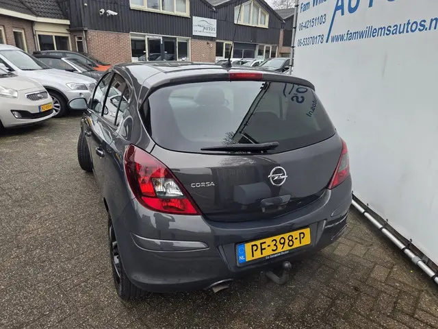 Opel Corsa 1.4-16V Design Ed 2014 Benzine 23