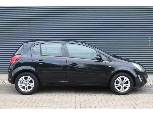 Opel Corsa 1.4-16V Berlin | 5 drs | Airco | NAP 2013 Benzine 13