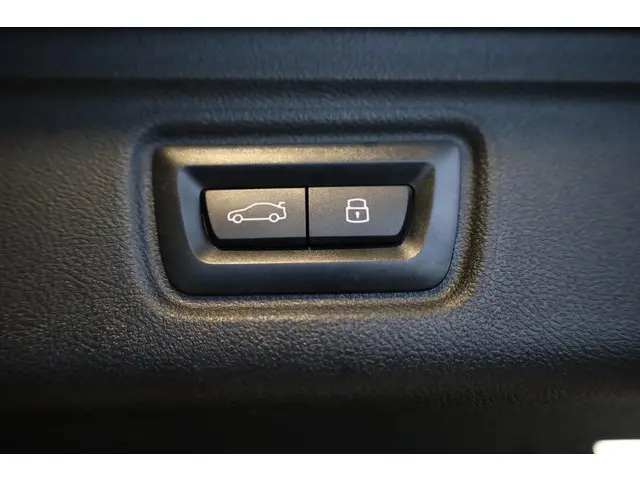 BMW 3 Serie Touring 318i 2024 Benzine 25