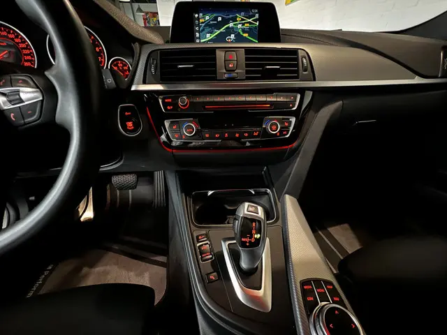 BMW 3 Serie Touring 318i M Sport 2019 Benzine 8