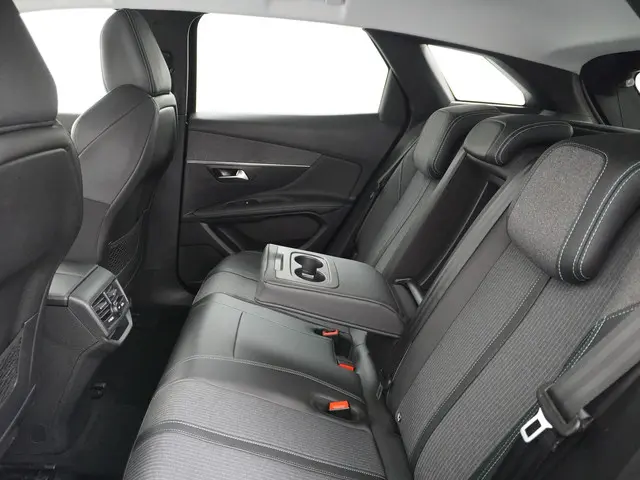 Peugeot 3008 1.6 HYbrid 225 Allure 2022 Hybride Benzine 21