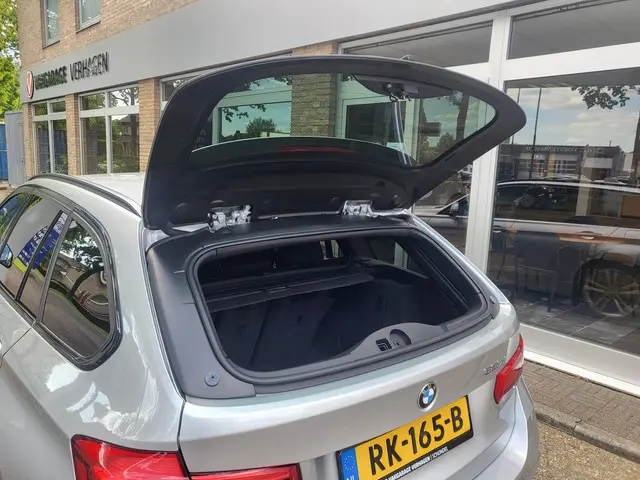 BMW 3 Serie Touring 320i Executive / sport 2017 Benzine 13