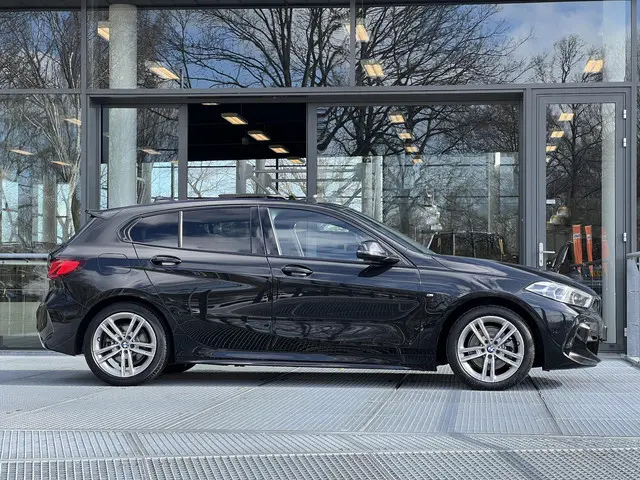 BMW 1 Serie 118i Business Edition 2021 Benzine 19