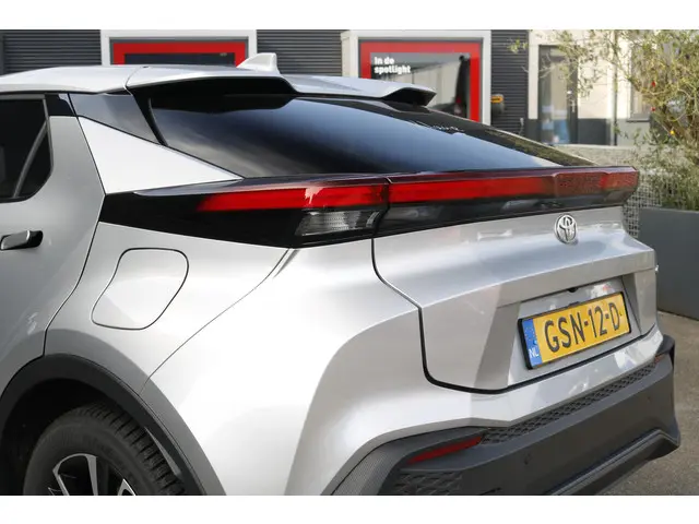 Toyota C-HR 1.8 Hybrid 140 Dynamic 2024 Hybride Benzine 8