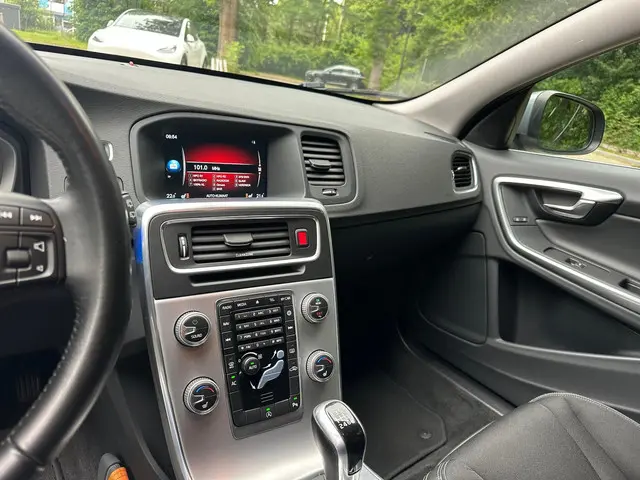 Volvo V60 2.0 D2 Nordic+ 1e Eigenaar Dealer 2017 Diesel 14