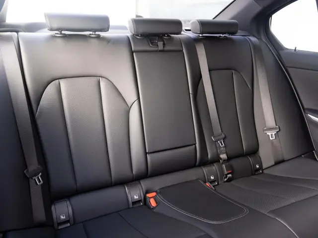 BMW 3 Serie Sedan 318i 2025 Benzine 11