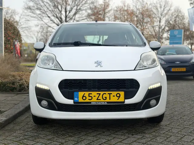 Peugeot 107 1.0 Active facelift led airco 2012 Benzine 2