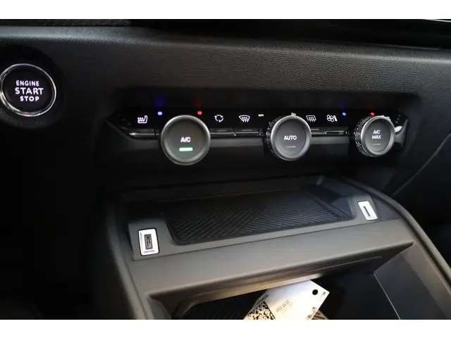 Citroën C4 PT 130 Shine Automaat-8 2023 Benzine 31