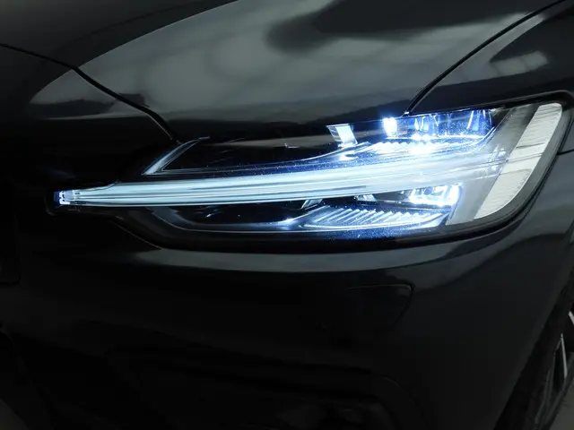 Volvo V60 2.0 B4 MHEV diesel R-Design 2021 Diesel 30