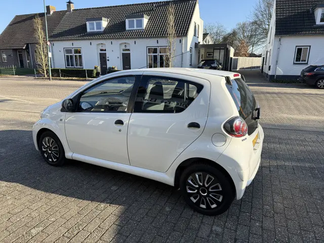 Toyota Aygo 1.0 VVT-i Now 2014 Benzine 4