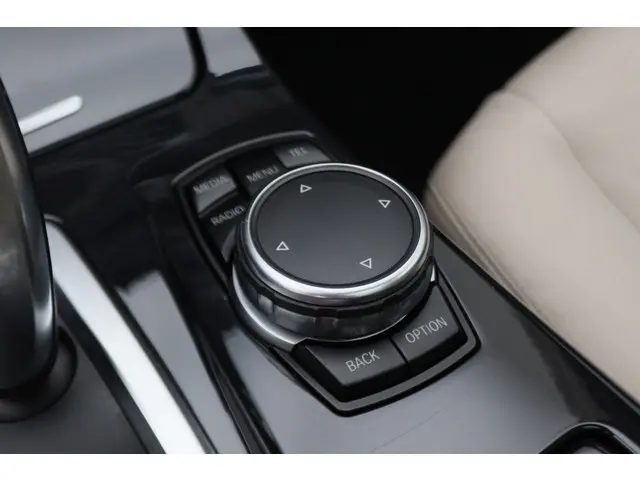 BMW 5 Serie Touring 535i Luxury Edition 2016 Benzine 53