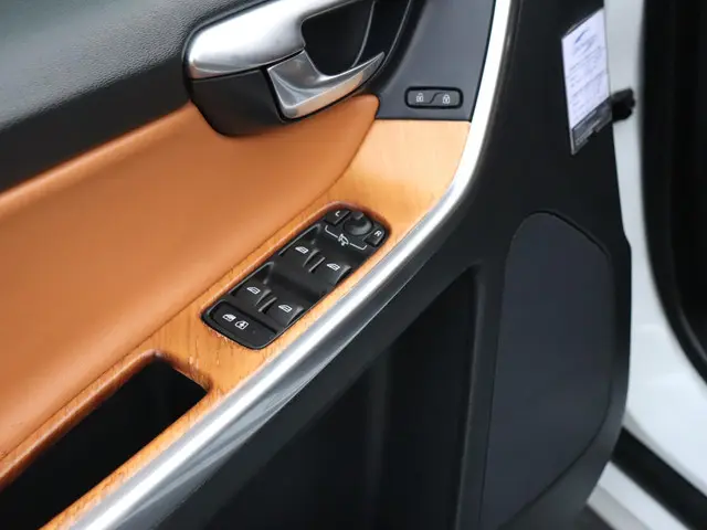 Volvo XC60 2.0 T5 R-Design 2017 Benzine 19