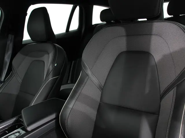 Volvo V60 2.0 B4 R-Design 2022 Benzine 10