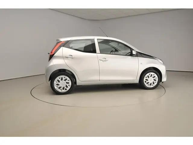 Toyota Aygo 1.0 VVT-i x-play 2022 Benzine 4