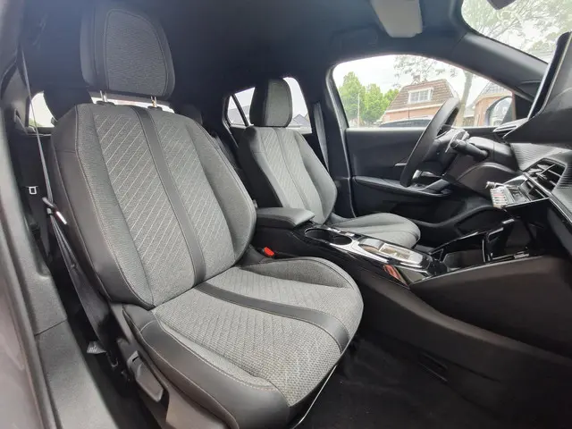 Peugeot 2008 1.2 Hybrid 136 Allure 2024 Hybride Benzine 22