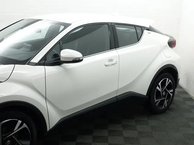 Toyota C-HR 1.8 Hybrid Dynamic Aut- 2023 Hybride Benzine 25