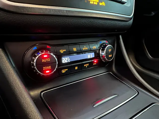 Mercedes-Benz GLA 200 Premium Plus 2017 Benzine 18