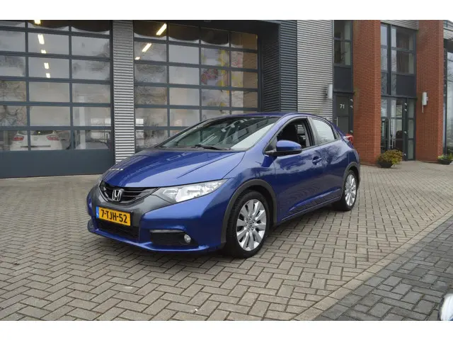Honda Civic 1.8 Sport 2015 Benzine 2