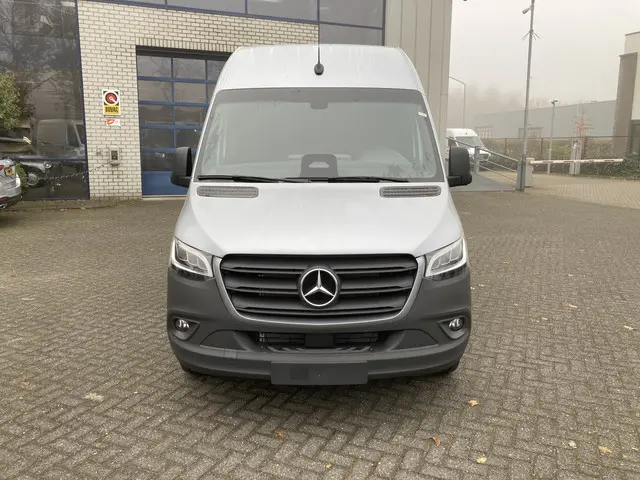 Mercedes-Benz Sprinter 2