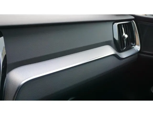 Volvo V60 2.0 T5 250pk R-Design 2019 Benzine 46