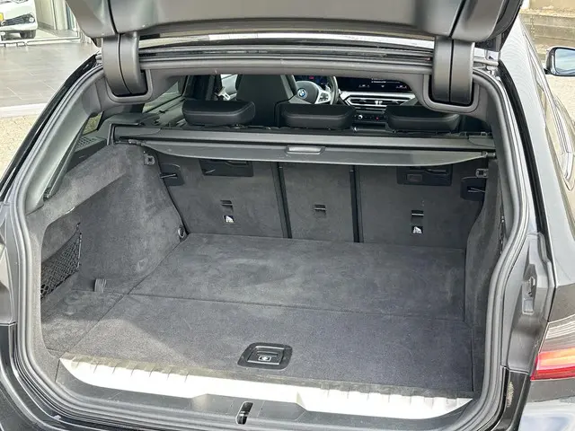 BMW 3 Serie Touring 330e M Pakket 2023 Hybride Benzine 10