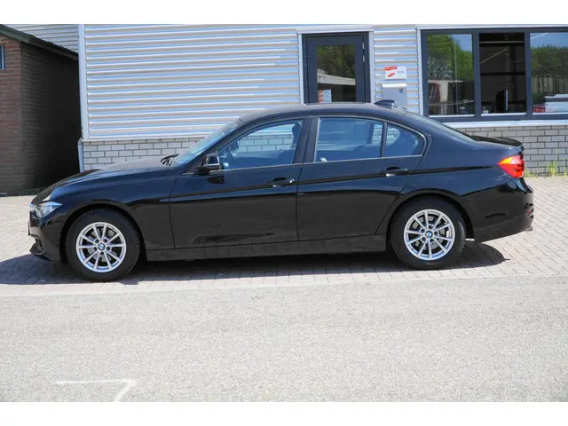 BMW 3 Serie 318i FACELIFT MODEL 2017 Benzine 5