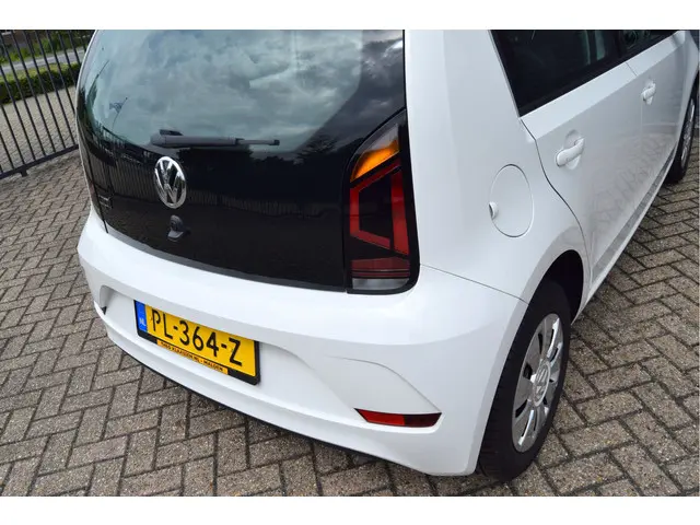 Volkswagen up! 1.0 BMT move up! 2017 Benzine 8