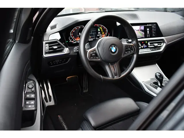 BMW 3 Serie Touring 320i M-Sport 2020 Benzine 56