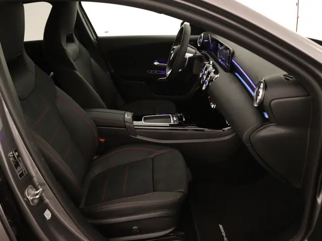 Mercedes-Benz A-Klasse 200 AMG Line 2024 Benzine 24