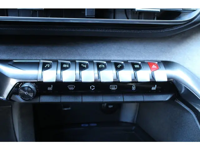 Peugeot 3008 1.2 PureTech Blue Lease GT 2021 Benzine 18