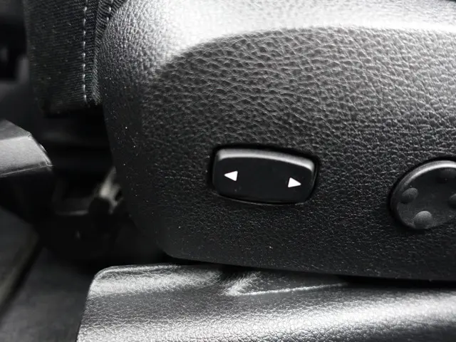 BMW 3 Serie 318i High Executive Aut- 2018 Benzine 25