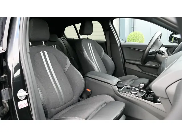 BMW 1 Serie 118i Executive Edition 2020 Benzine 4