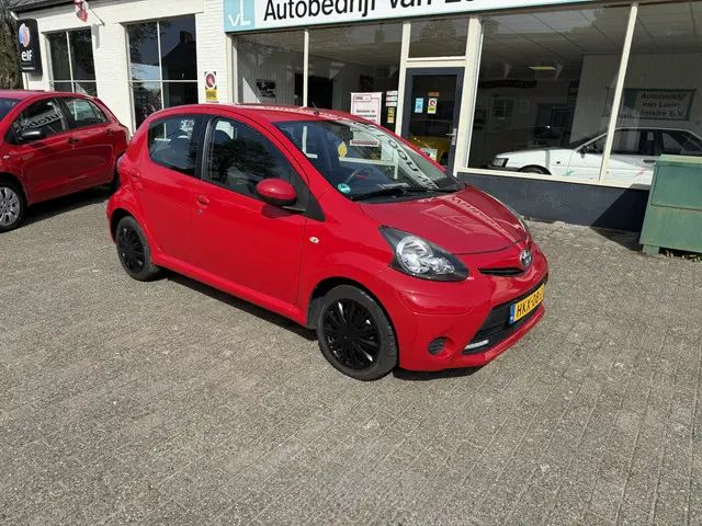 Toyota Aygo 1.0 VVT-i Dynamic Orange 2013 Benzine 2