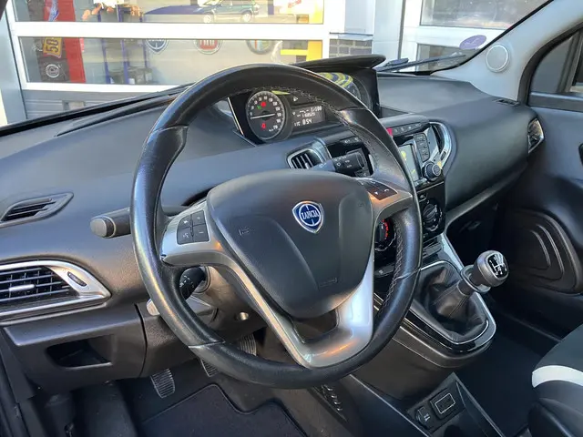 Lancia Ypsilon 1.2 Opening Edition 2016 Benzine 13