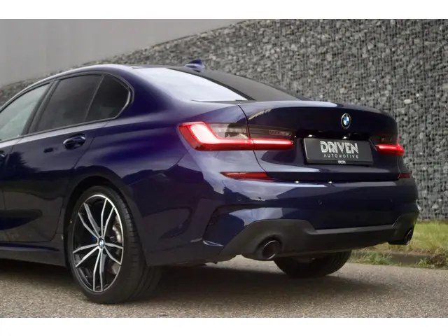 BMW 3 Serie 330i High Executive Edition 2019 Benzine 14
