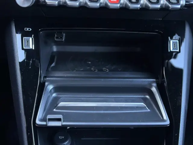 Peugeot 2008 1.2 Hybrid 145 GT 2026 Hybride Benzine 23