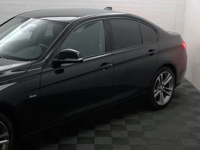 BMW 3 Serie 318i High Executive Aut- 2018 Benzine 32