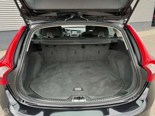Volvo V60 1.6 T3 Momentum AUTOMAAT, TREKHAAK 2014 Benzine 24
