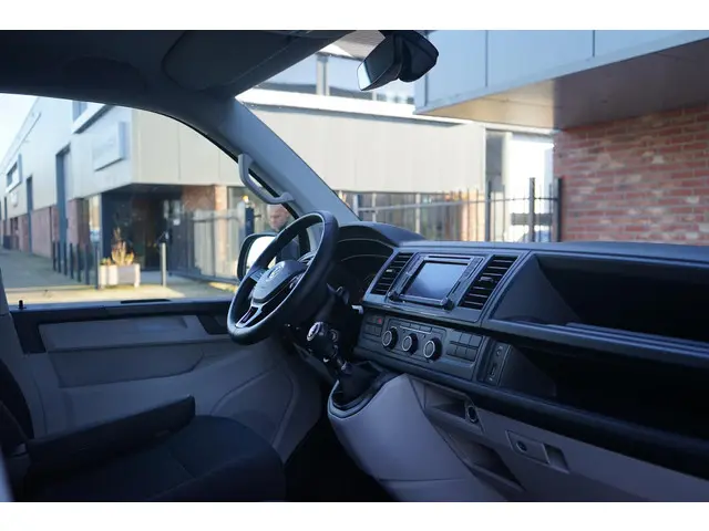 Volkswagen Transporter 2.0 TDI 2018 Diesel 9
