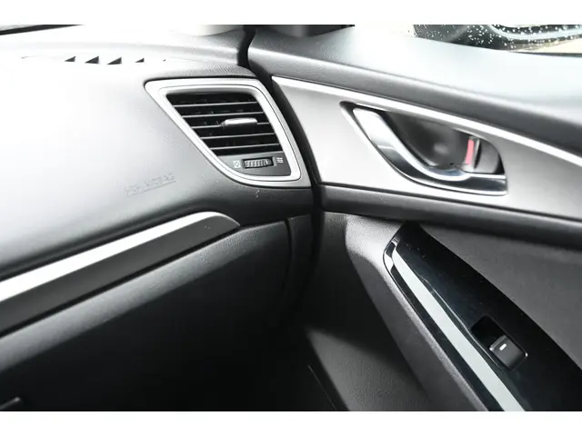 Mazda 3 SkyActiv-G 120 6MT SkyLease+ 2018 Benzine 30