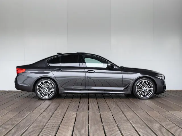 BMW 5 Serie Sedan 520i 2019 Benzine 4