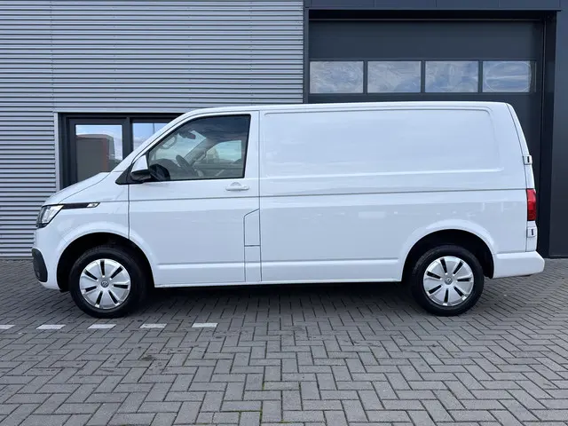 Volkswagen Transporter 2.0 TDI L1H1 28 2021 Diesel 3