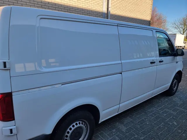 Volkswagen Transporter 2.0 TDI L2H1 2018 Diesel 14
