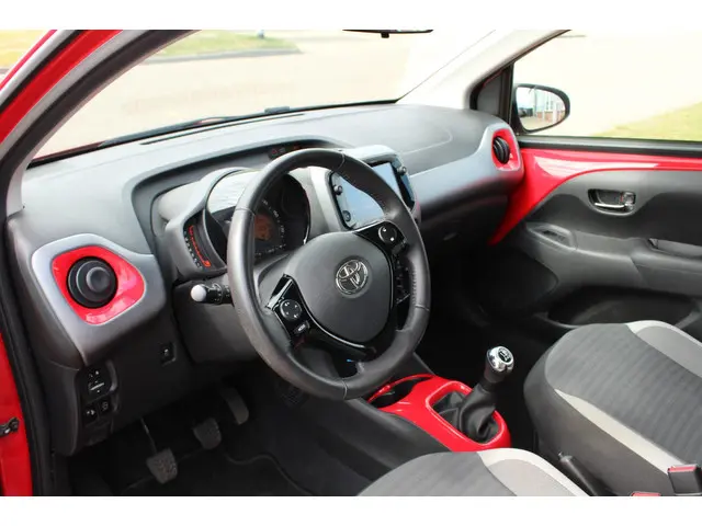 Toyota Aygo 1.0 VVT-i x-play 2018 Benzine 8