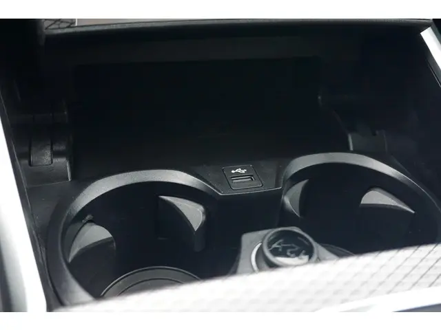 BMW 3 Serie Sedan 318i 2025 Benzine 23