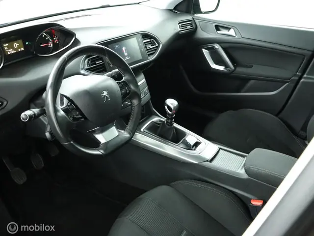 Peugeot 308 1.2 e-THP nw. revisie motor. 2014 Benzine 10
