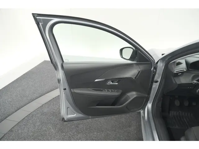 Peugeot 208 PureTech 100 Allure Pack 2023 Benzine 64