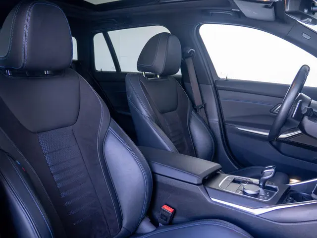 BMW 3 Serie Touring 330e 2021 Hybride Benzine 8